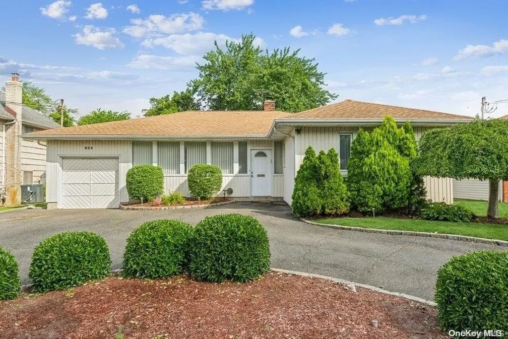 924 Peninsula Boulevard Woodmere NY 11598