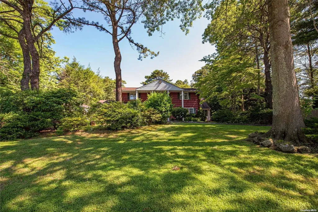 7 W Dosoris Lane Dix Hills NY 11746