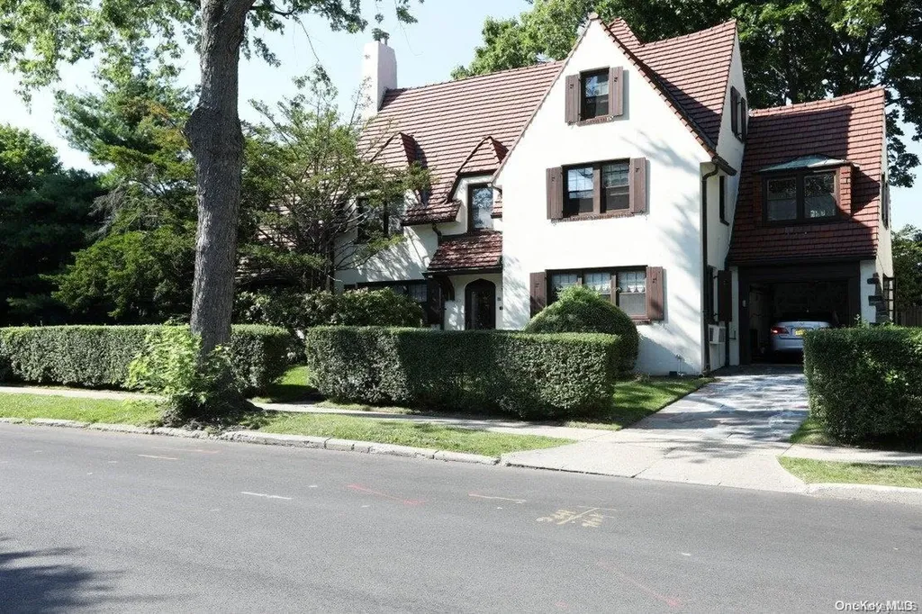 82 Dartmouth Street Forest Hills NY 11375