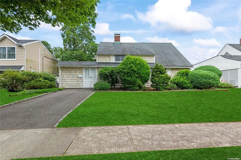 30 Angle Lane Hicksville NY 11801