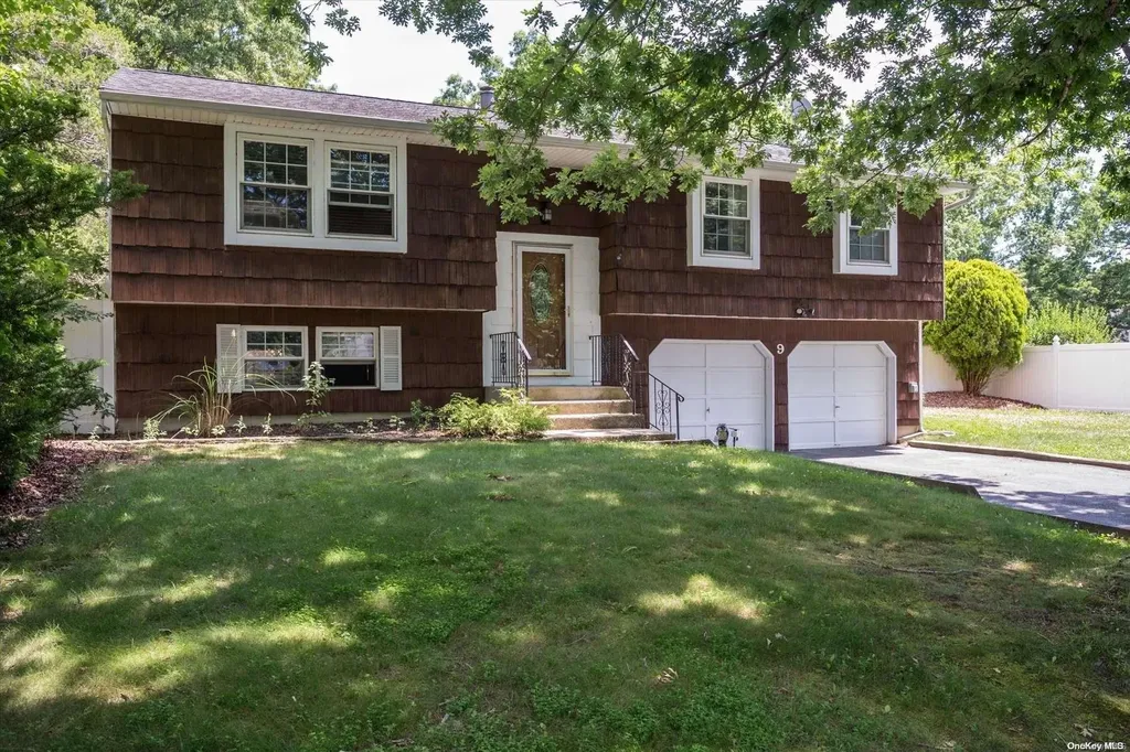 9 Sandy Hollow Lane Ridge NY 11961