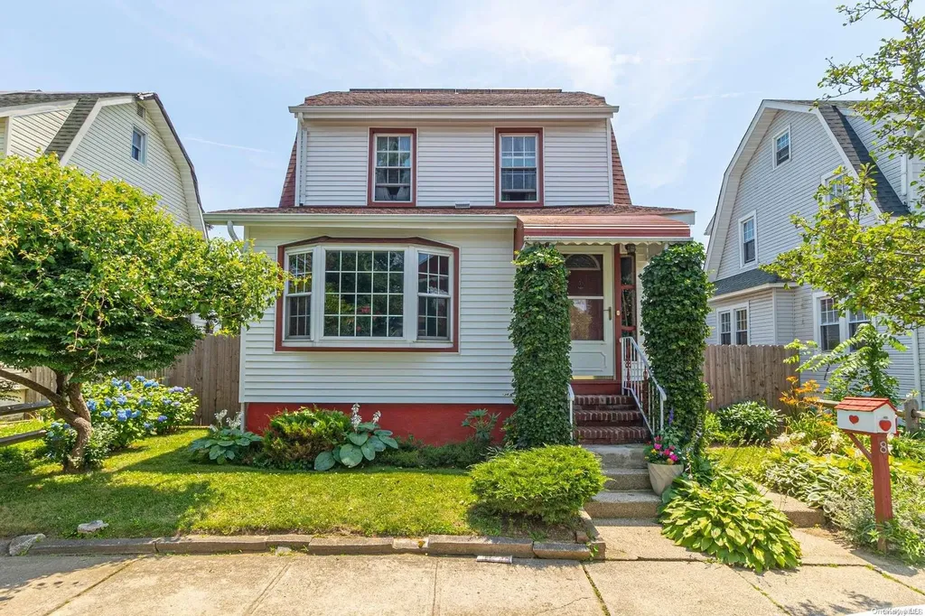 8 Winchester Drive Lindenhurst NY 11757
