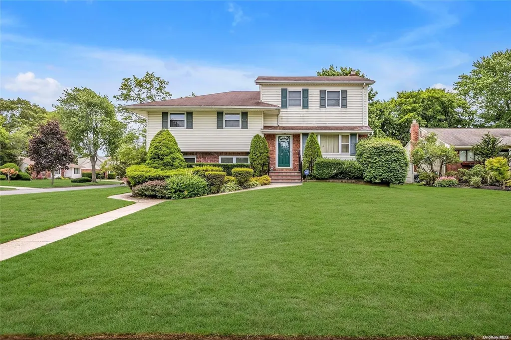 22 Antrim Court Commack NY 11725