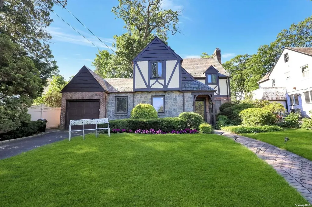 108 Oxford Boulevard Great Neck NY 11023
