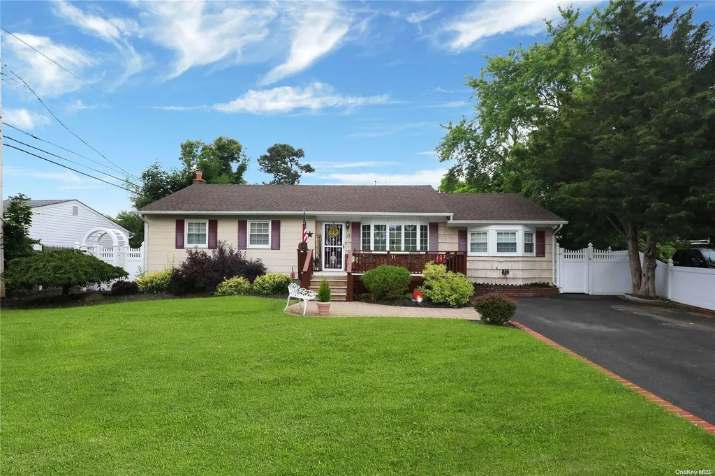 172 Wagon Lane Centereach NY 11720