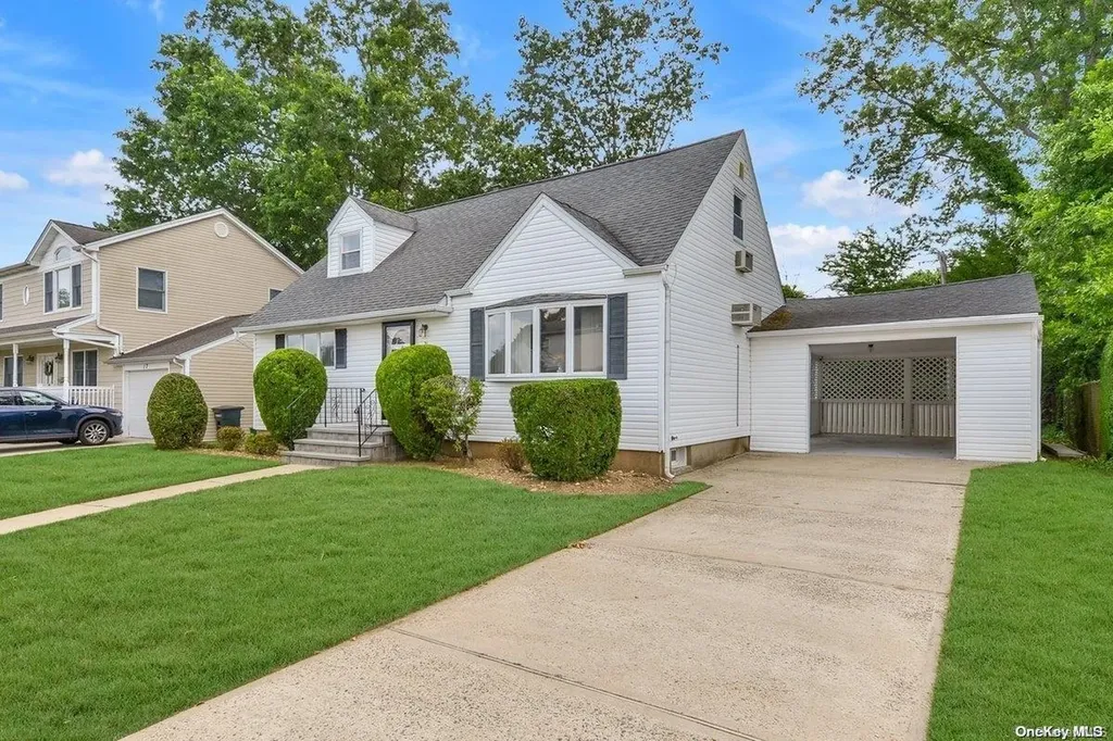 21 Meadow Drive Albertson NY 11507