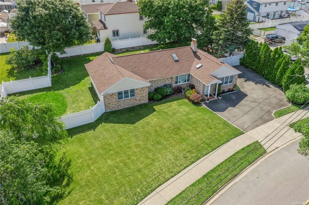 16 W Riviera Drive Lindenhurst NY 11757