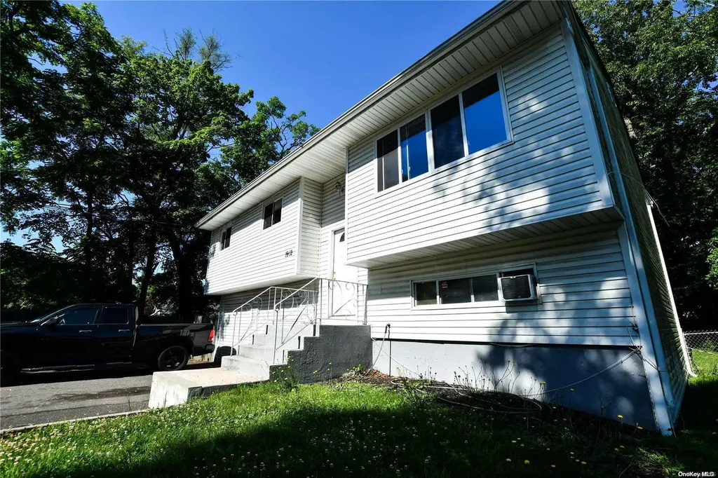 1912 Joshuas Path Central Islip NY 11722