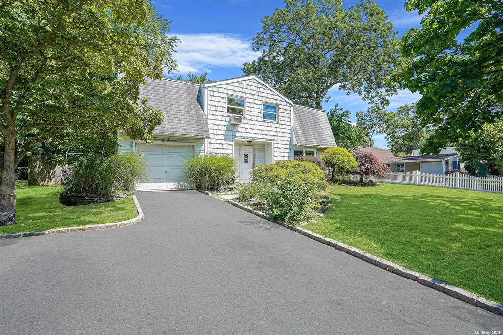 27 All Points Terrace Holbrook NY 11741