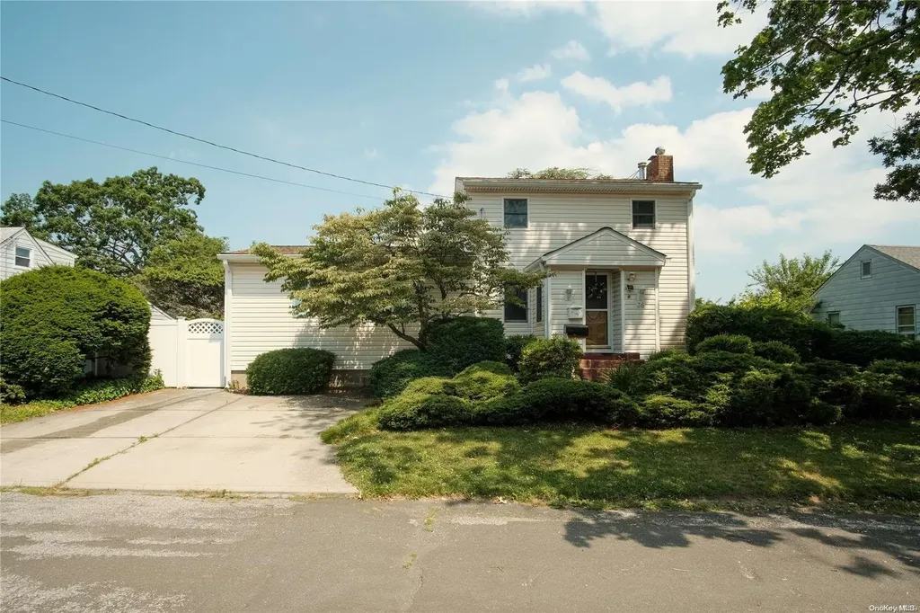 36 Jerome Street Lindenhurst NY 11757