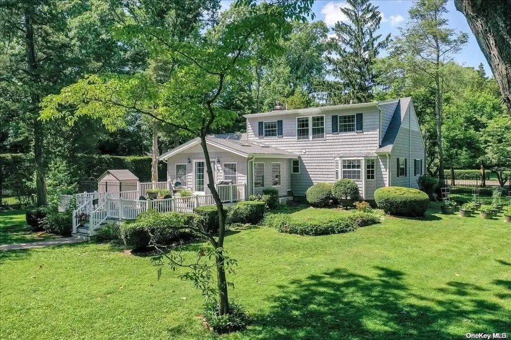 27 Loft Road Smithtown NY 11787