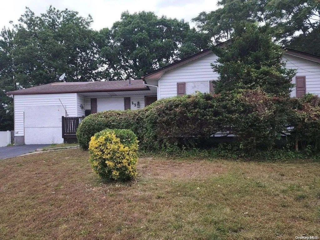 23 Midwood Road West Babylon NY 11704
