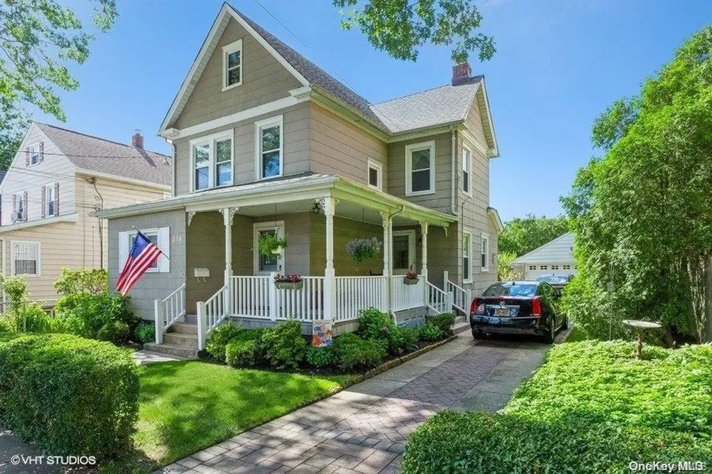 214 Grant Avenue Mineola NY 11501