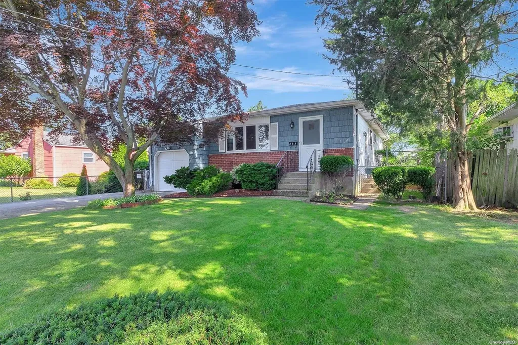 215 Amsterdam Avenue West Babylon NY 11704