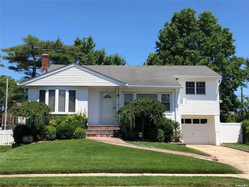 25 Bruce Lane Westbury NY 11590