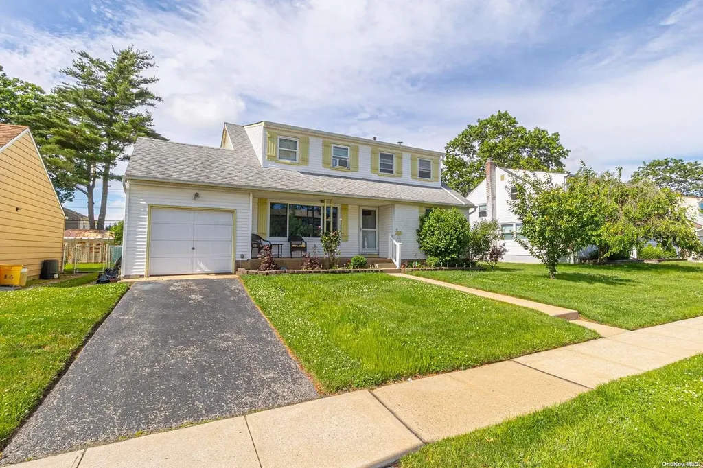 12 Joyce Avenue Massapequa NY 11758