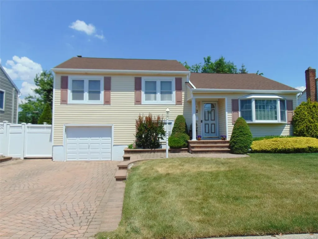 22 Bradford Lane Bethpage NY 11714
