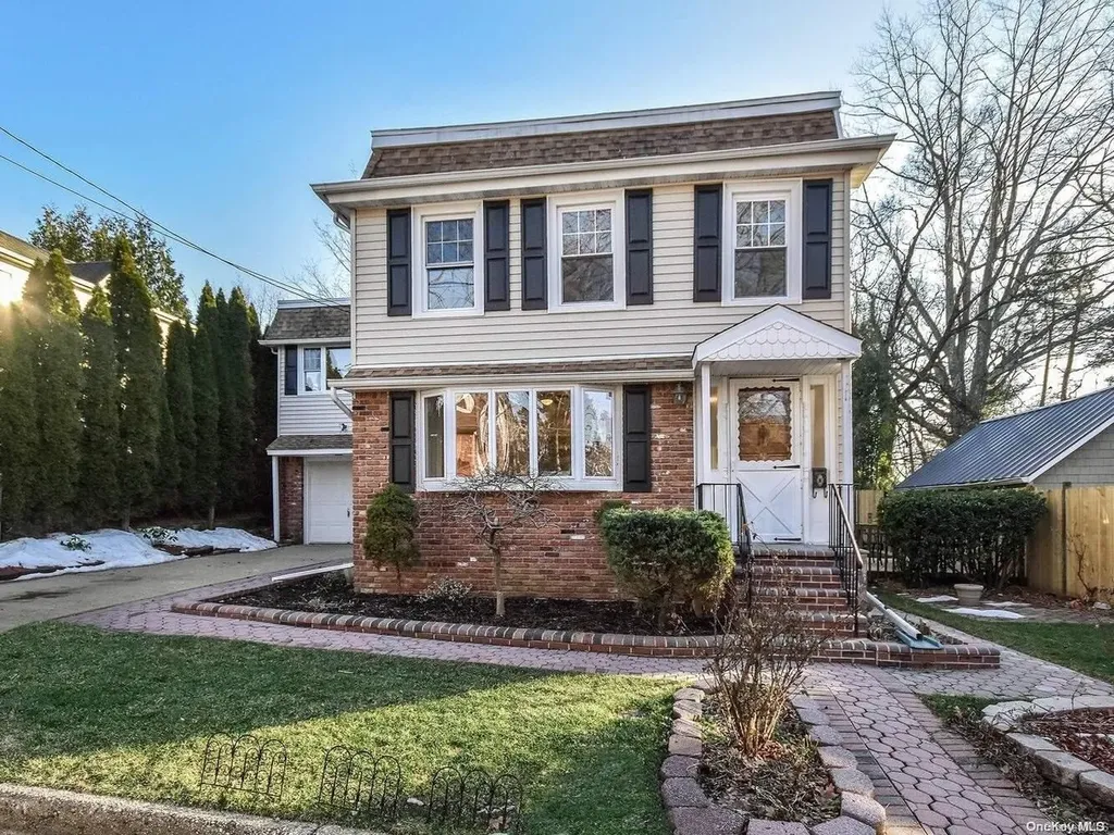 105 Maple Avenue Sea Cliff NY 11579