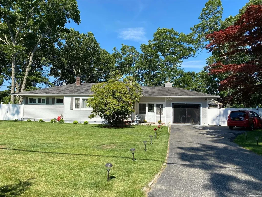 24 Penny Drive Calverton NY 11933