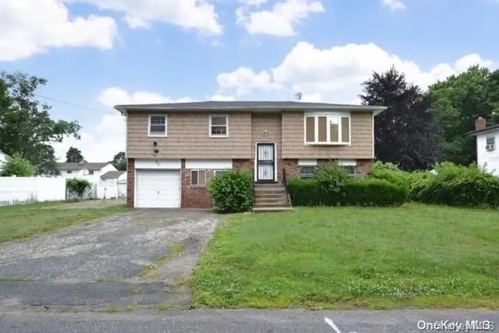93 Lakeway Drive West Babylon NY 11704