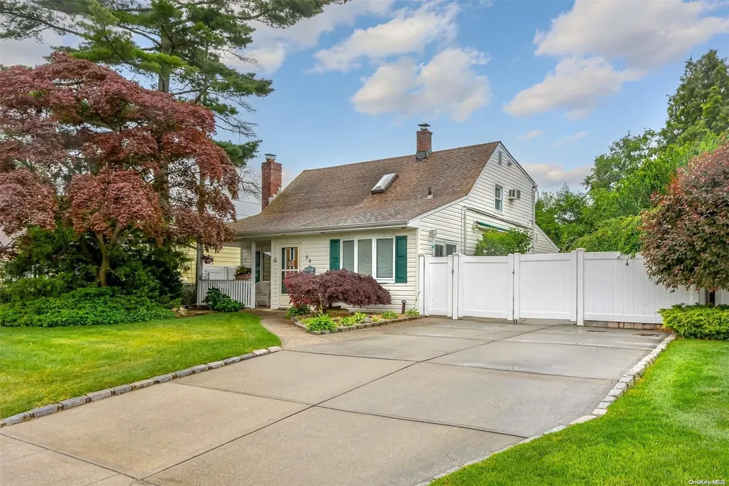 60 Spring Lane Levittown NY 11756