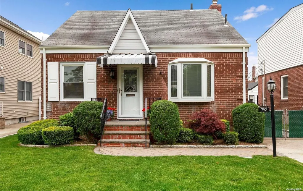 792 Bryant Avenue New Hyde Park NY 11040