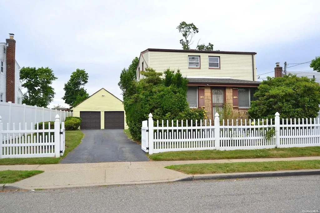 10 Oak Street Freeport NY 11520