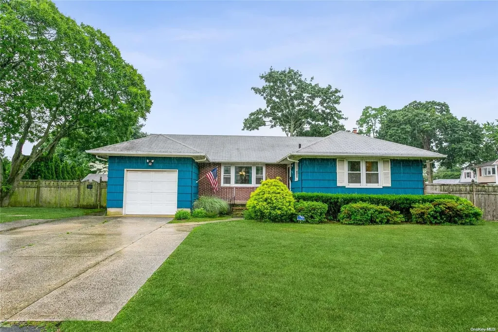 231 Nevada Street Lindenhurst NY 11757