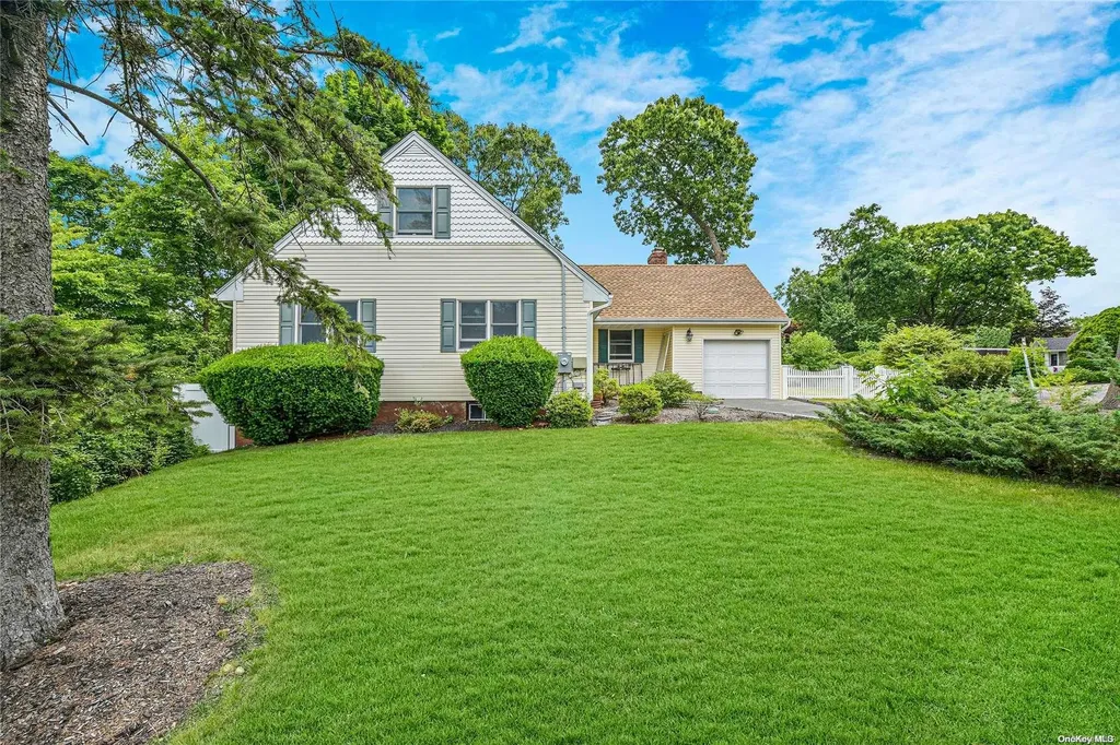 605 Washington Drive Centerport NY 11721