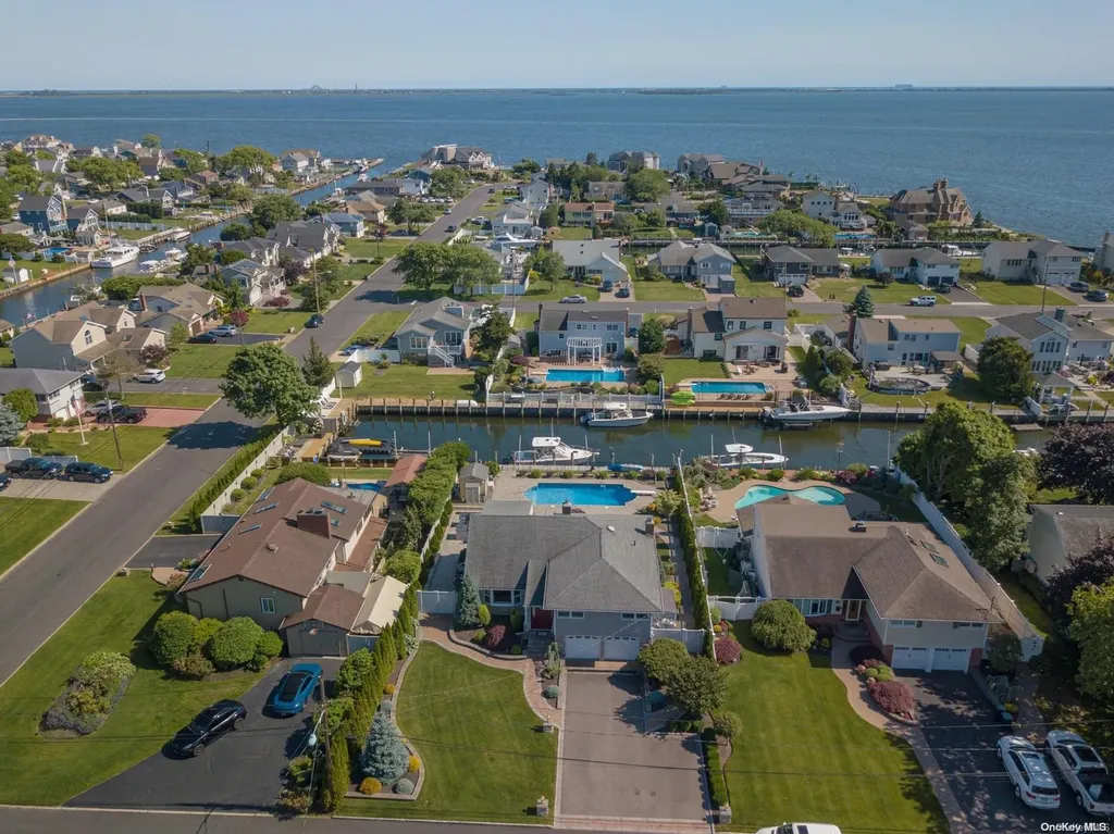 512 Avon Place West Islip NY 11795