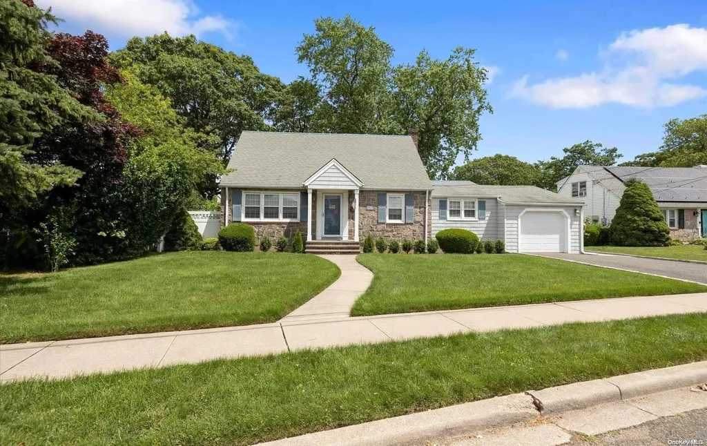 37 Oakview Avenue Oceanside NY 11572