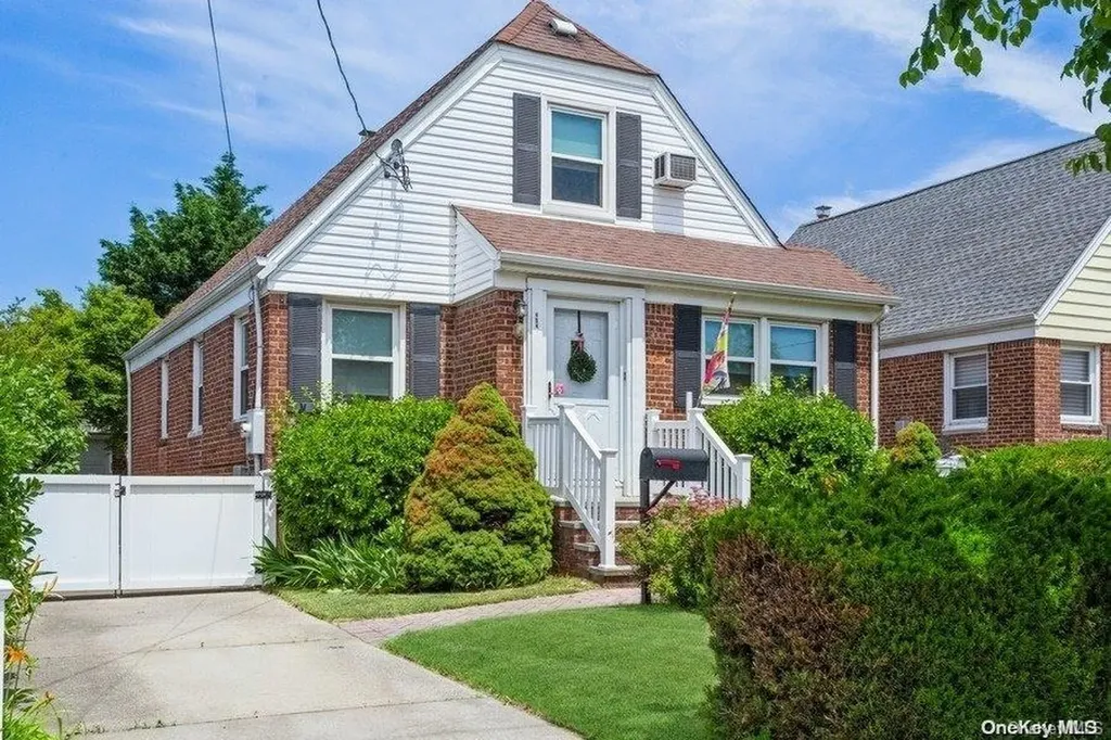 464 Lincoln Place Mineola NY 11501