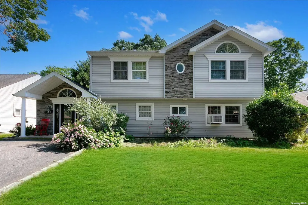 30 Mead Lane Westbury NY 11590