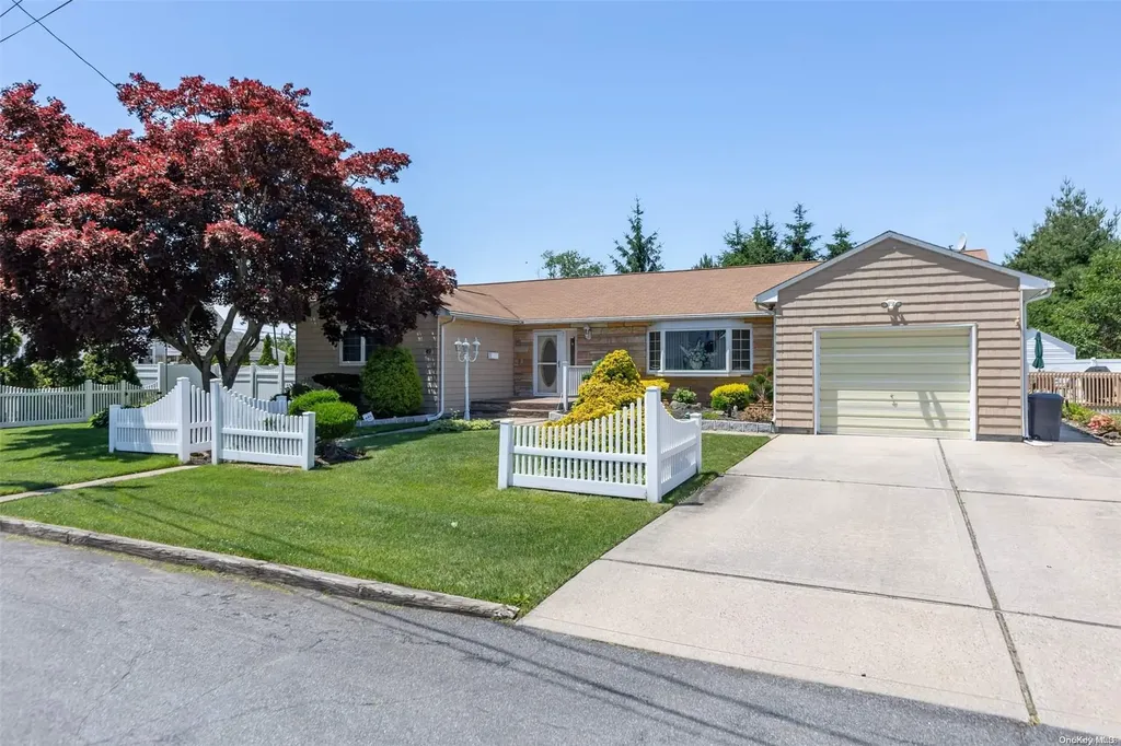 49 Laurel Road Lindenhurst NY 11757