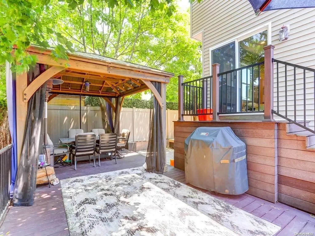 7 Pershing Place Island Park NY 11558