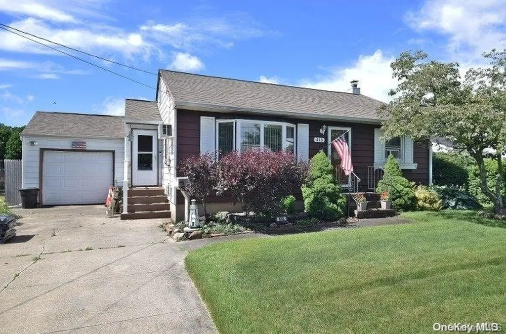 413 50th Street Lindenhurst NY 11757