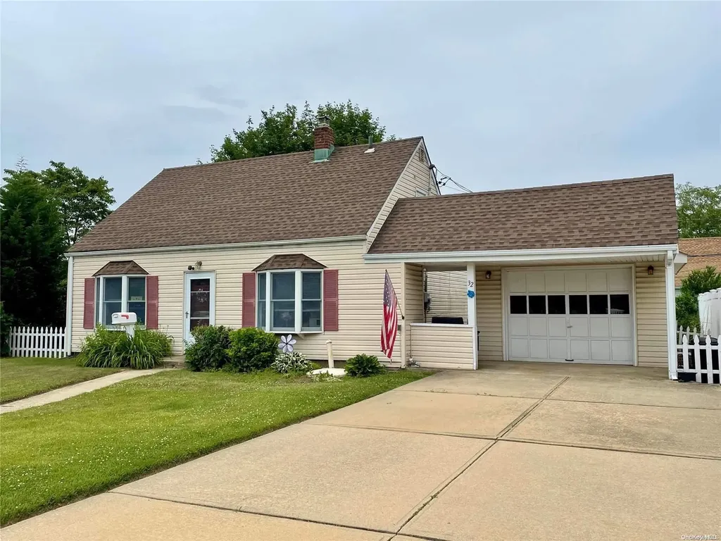 32 Elmtree Lane Levittown NY 11756