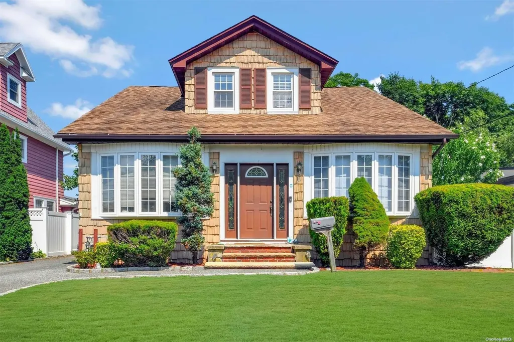11 3rd Avenue East Islip NY 11730