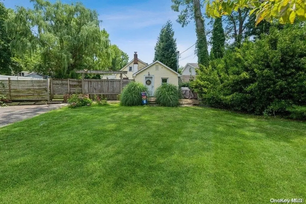 16 Caroline Avenue Smithtown NY 11787