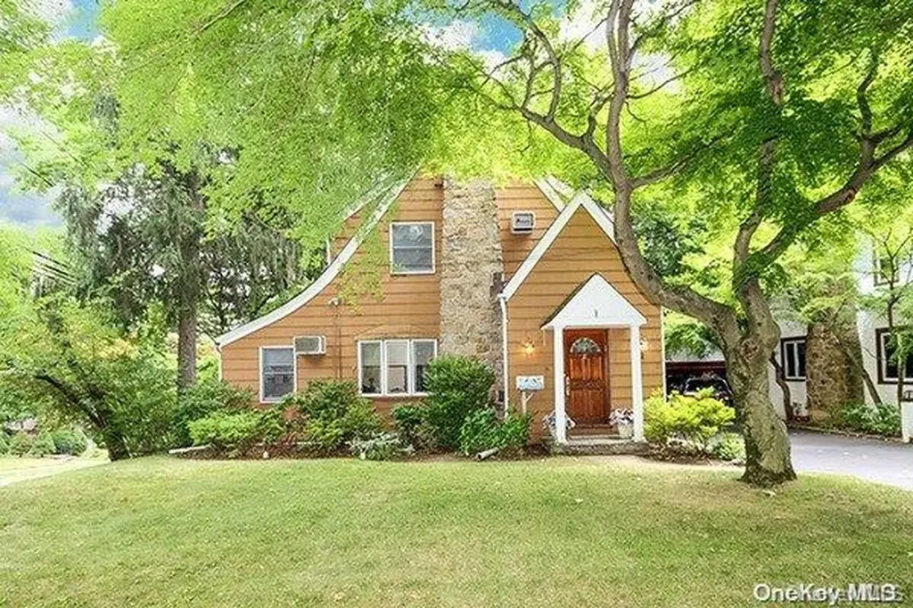 1 Rose Avenue Great Neck NY 11021