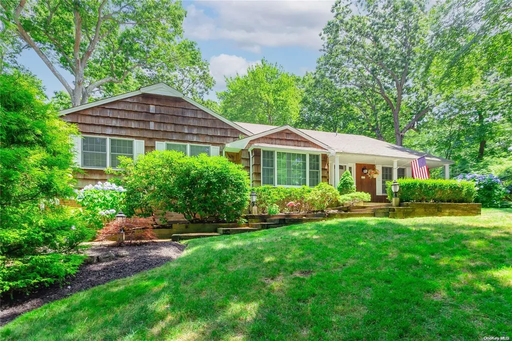 22 Bob O Link Lane Northport NY 11768