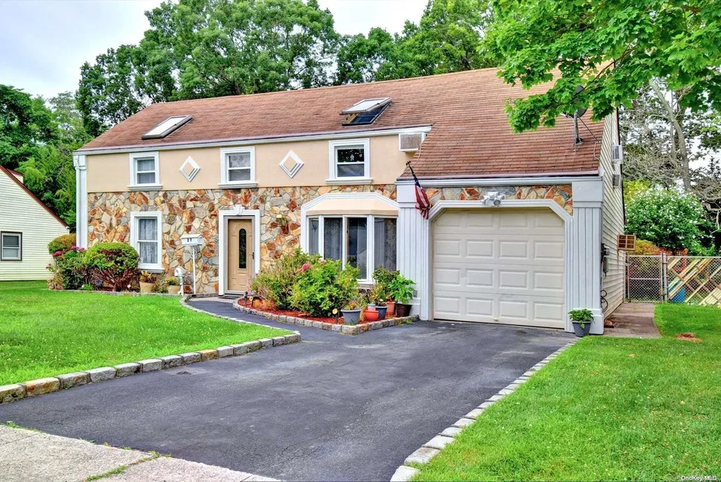 27 Cloverlook Lane Central Islip NY 11722