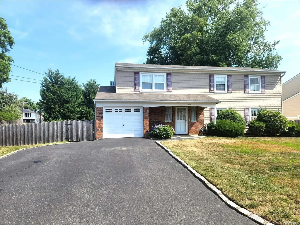 627 Peconic Avenue West Babylon NY 11704