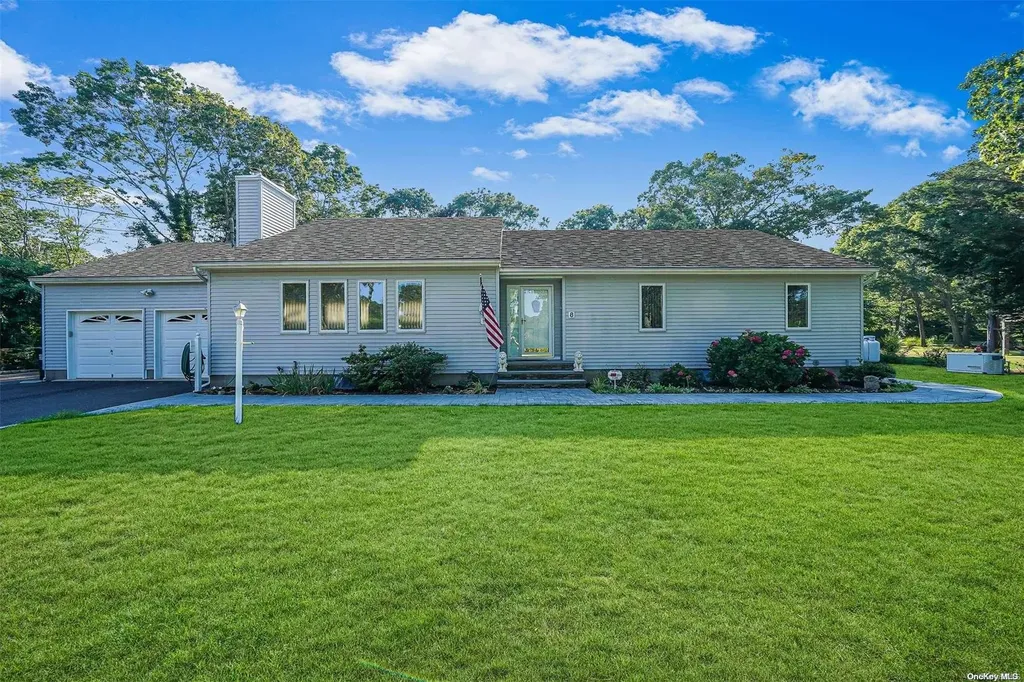 8 Middle Road Hampton Bays NY 11946