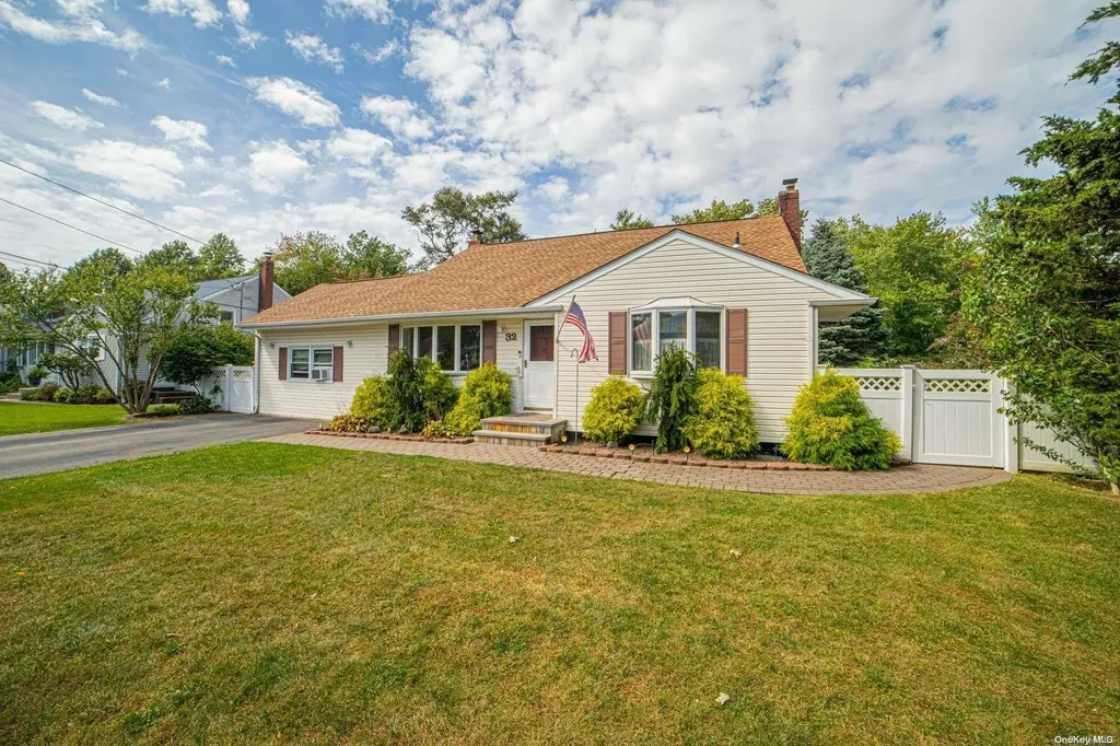 32 Durhamoc Lane North Babylon NY 11703