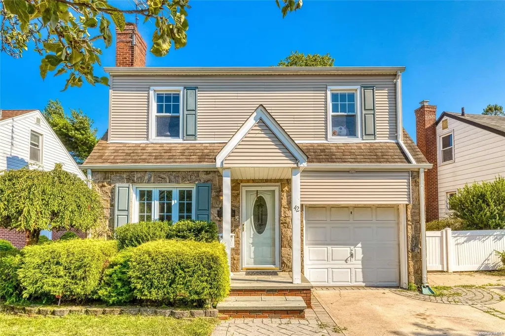 42 Eric Lane New Hyde Park NY 11040