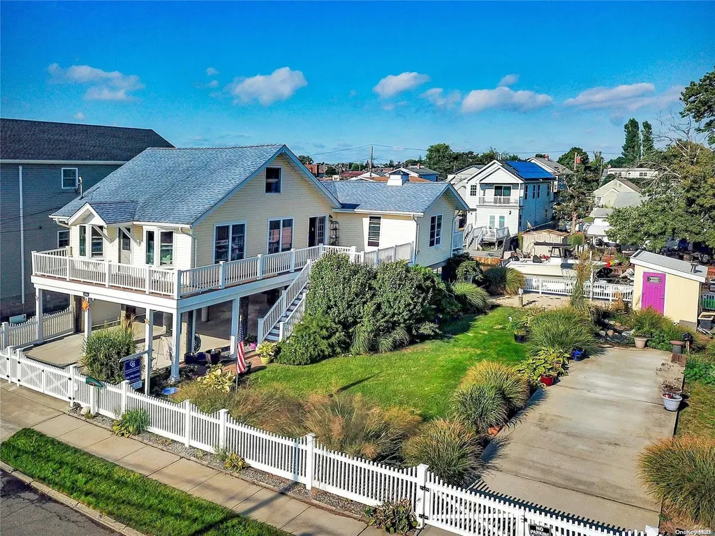 656 S 8th Street Lindenhurst NY 11757