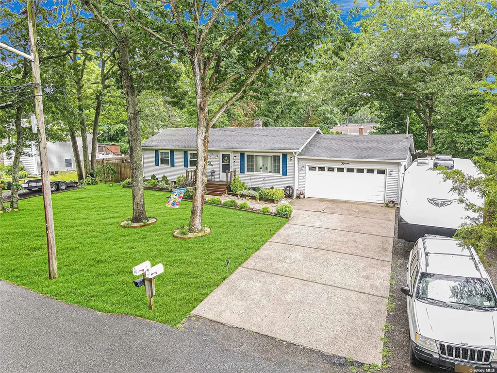 15 Newcomb Trail Ridge NY 11961