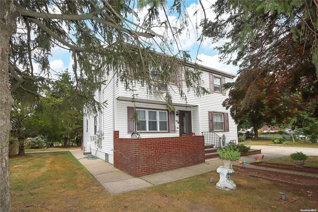 59 Laurel Road Lindenhurst NY 11757