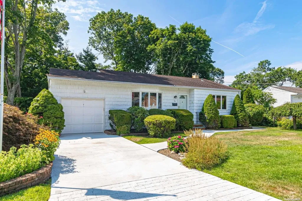 16 44th Street Islip NY 11751